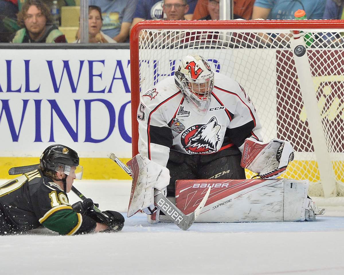 Red Deer, Alta. – Christian Dvorak of the London Knights in close on Chase Marchand of the Rouyn-Noranda Huskies. Photo by Terry Wilson / CHL Images.