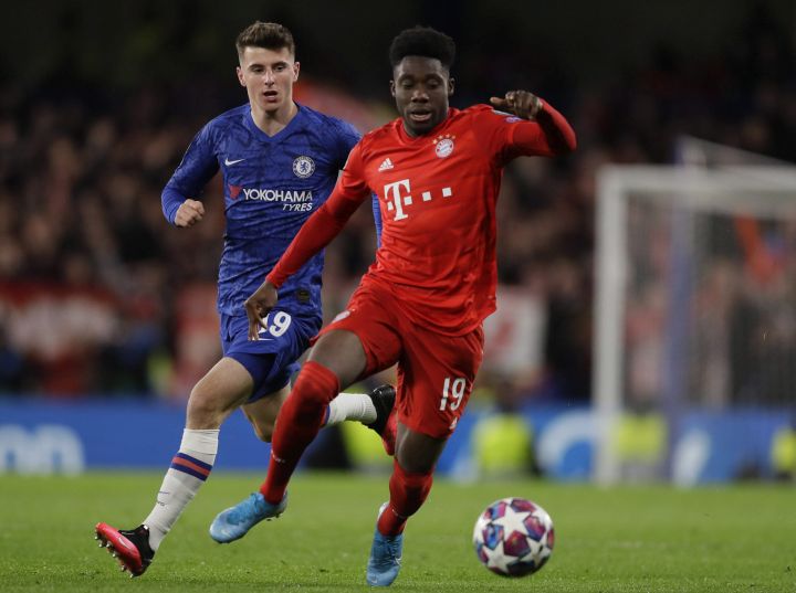 Bayern's Alphonso Davies, right, is challenged by Chelsea's Mason Mount during a first leg, round of 16, Champions League soccer match between Chelsea and Bayern Munich at Stamford Bridge stadium in London, England, Tuesday Feb. 25, 2020.