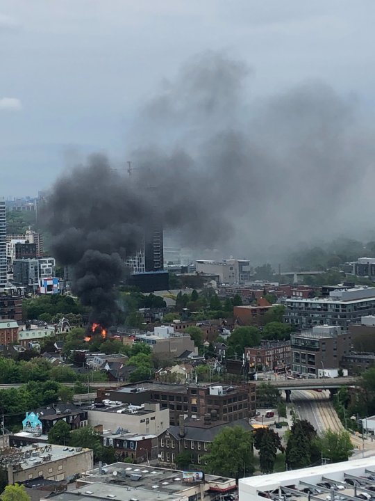 4-alarm fire breaks out at building under construction in Toronto ...