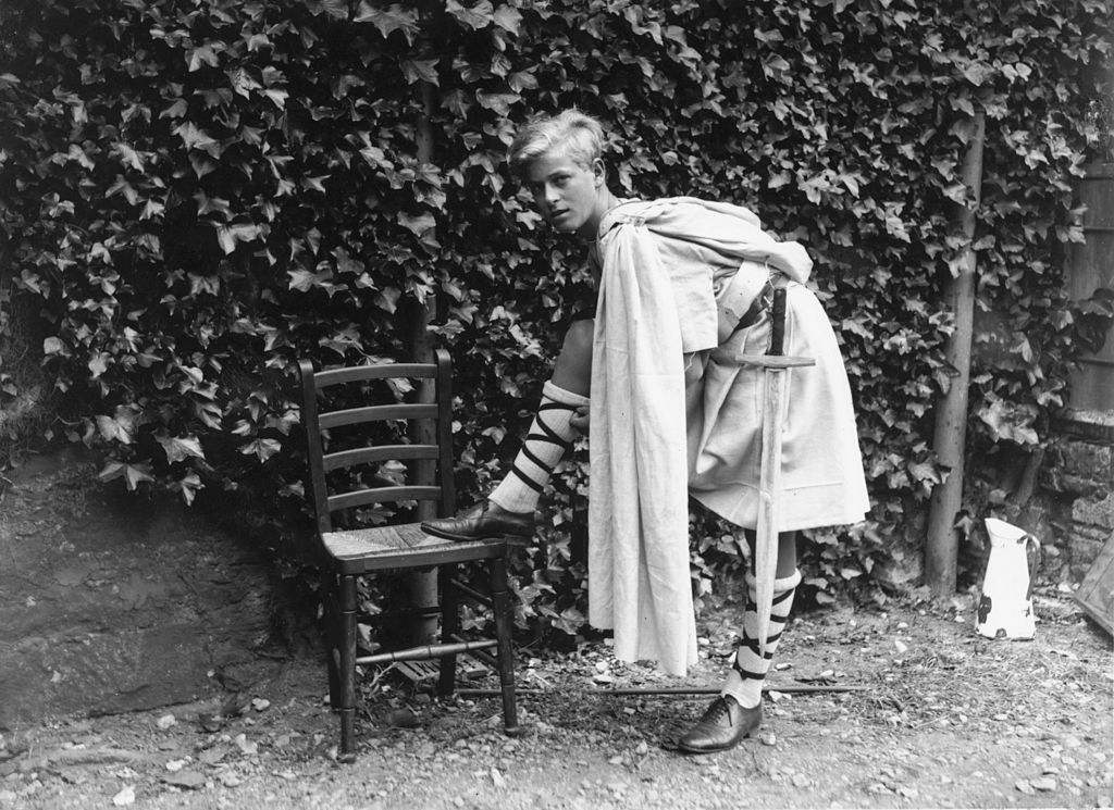 Then Prince Philip of Greece dressed for the Gordonstoun School’s production of ‘MacBeth’ in Scotland in 1935.