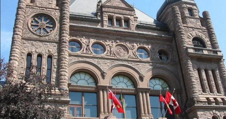Рой Макмъртри, бивш главен прокурор на Онтарио и правен гигант, почина