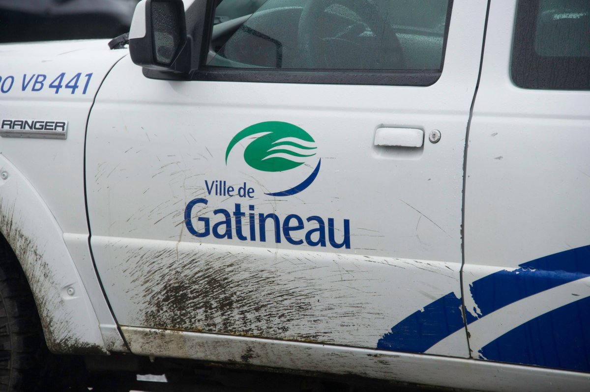 A day camp staffer in Gatineau, Que., has tested positive for the novel coronavirus.
