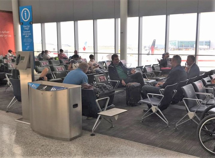 A photo posted to Twitter Tuesday appears to show federal Conservative leader Andrew Scheer and Manitoba Premier Brian Pallister not wearing masks at Toronto's airport.