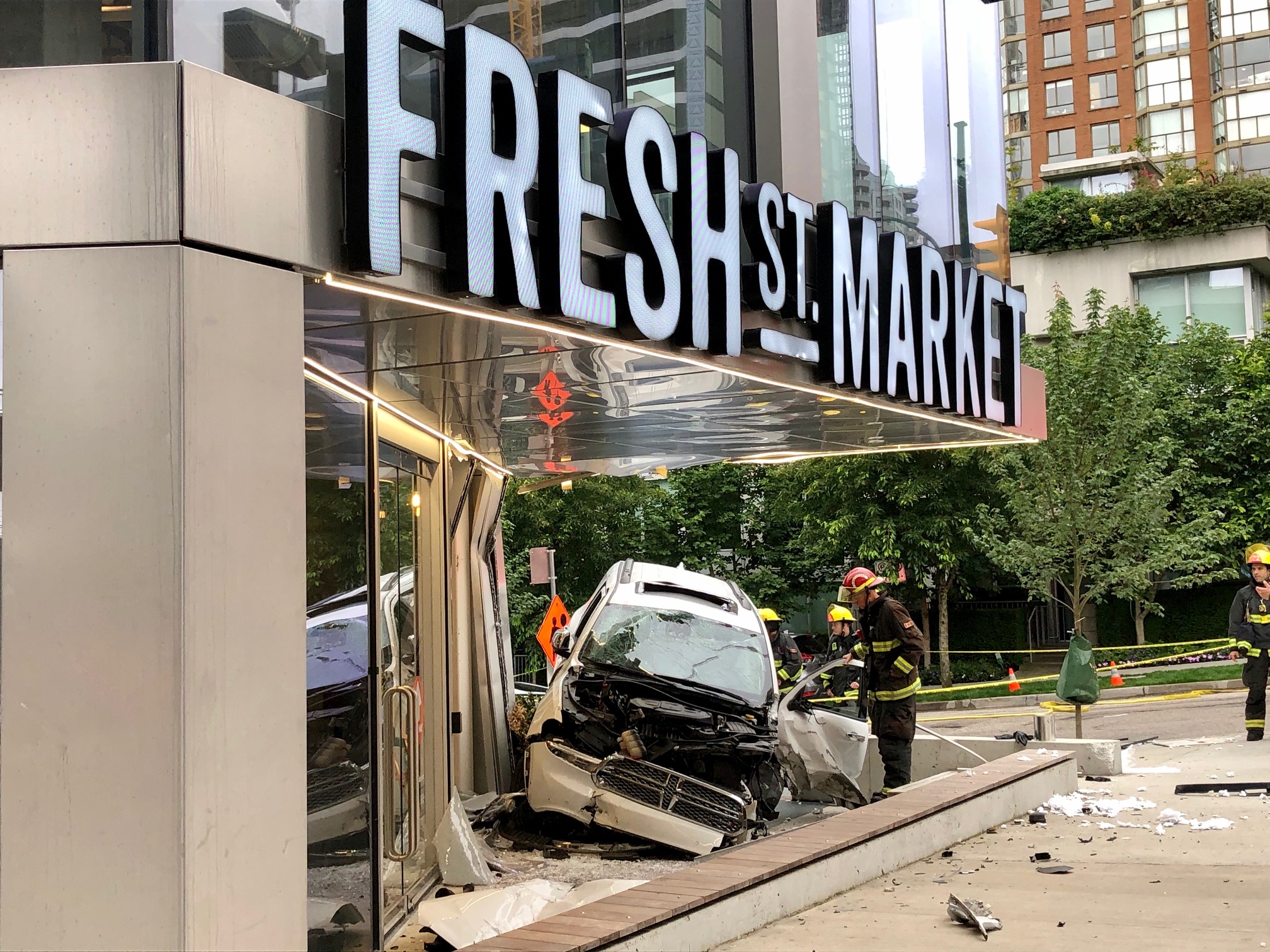 Suv With Alberta Licence Plates Crashes Into Downtown Vancouver Store On Canada Day Globalnews Ca