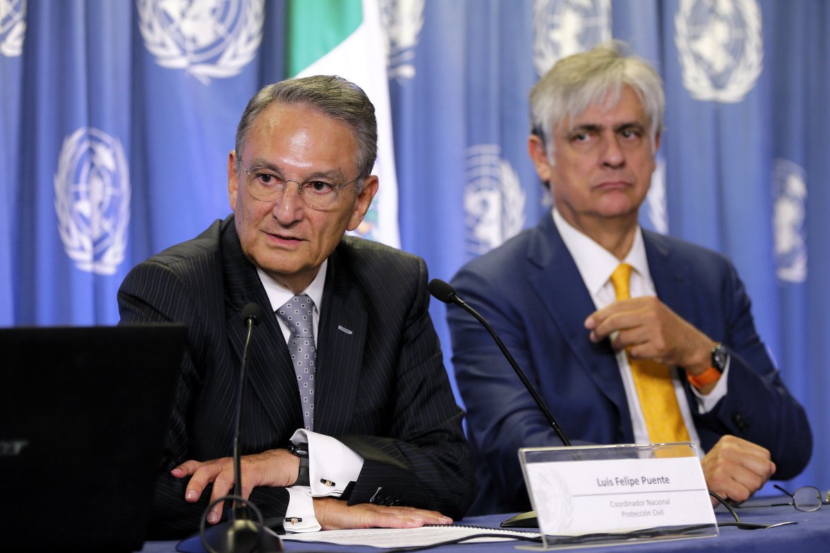 The National Coordinator of Civil Protection of Mexico, Luis Felipe Puente (L), and the resident coordinator of the United Nations System of Mexico, Antonio Molpeceres (R), take part in a press conference in Mexico City, Mexico, 10 May 2017. 