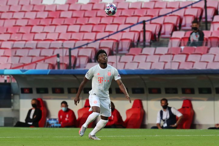 Alphonso Davies of Muenchen controls the ball during the UEFA Champions League Quarter Final match between Barcelona and Bayern Munich at Estadio do Sport Lisboa e Benfica on August 14, 2020 in Lisbon, Portugal.