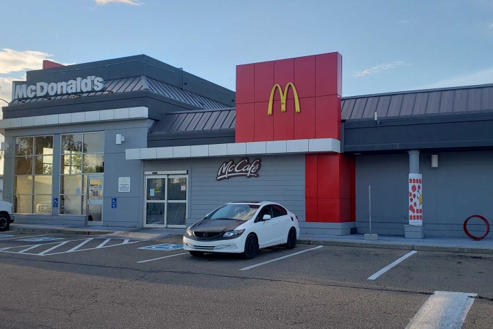 2 Edmonton McDonald’s close after employees test positive for COVID-19