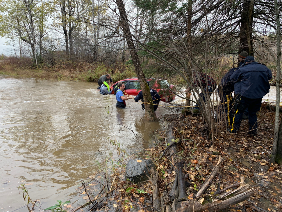 RCMP, paramedics and the Saint-Léonard Fire Department assist a family to shore.