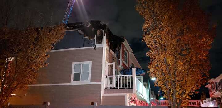Edmonton firefighters extinguish blaze at Ambleside townhouse