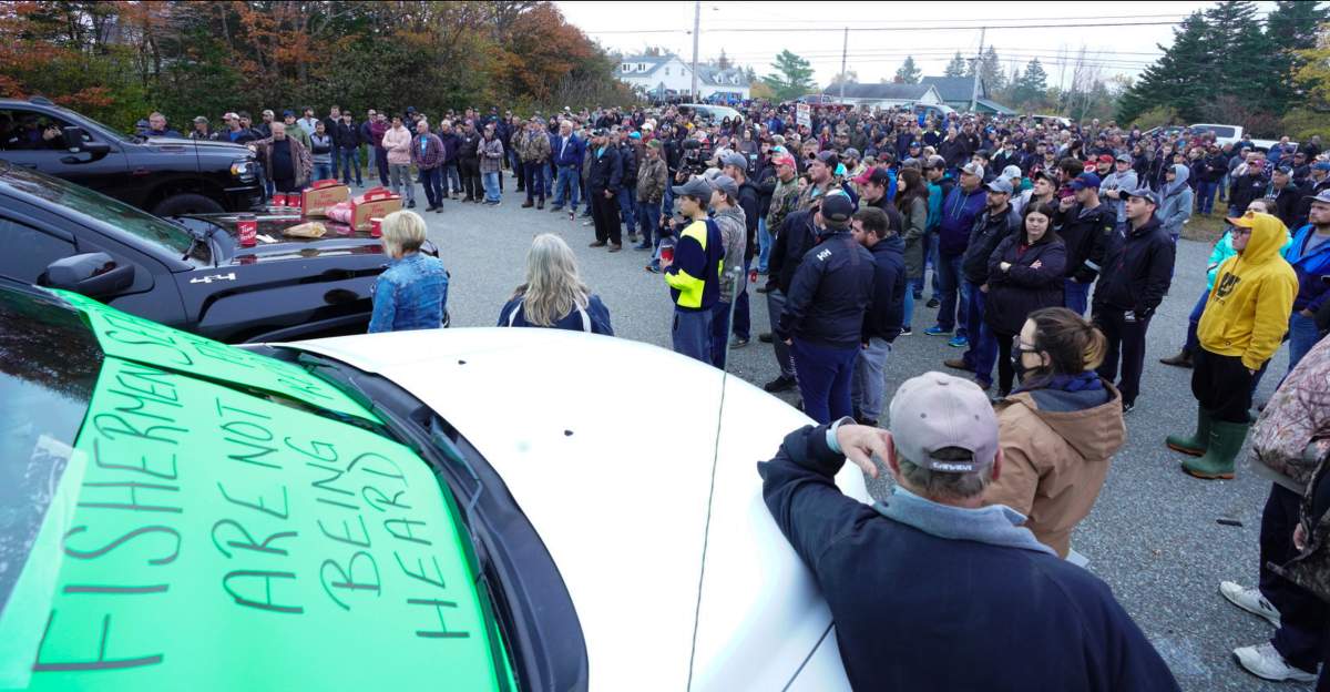 People attend a rally outside the Department of Fisheries and Oceans office in Barrington Passage, N.S., Monday, Oct.19, 2020, protesting against the First Nations fishing ongoing in the Bay of Fundy. THE CANADIAN PRESS/Joh Morris