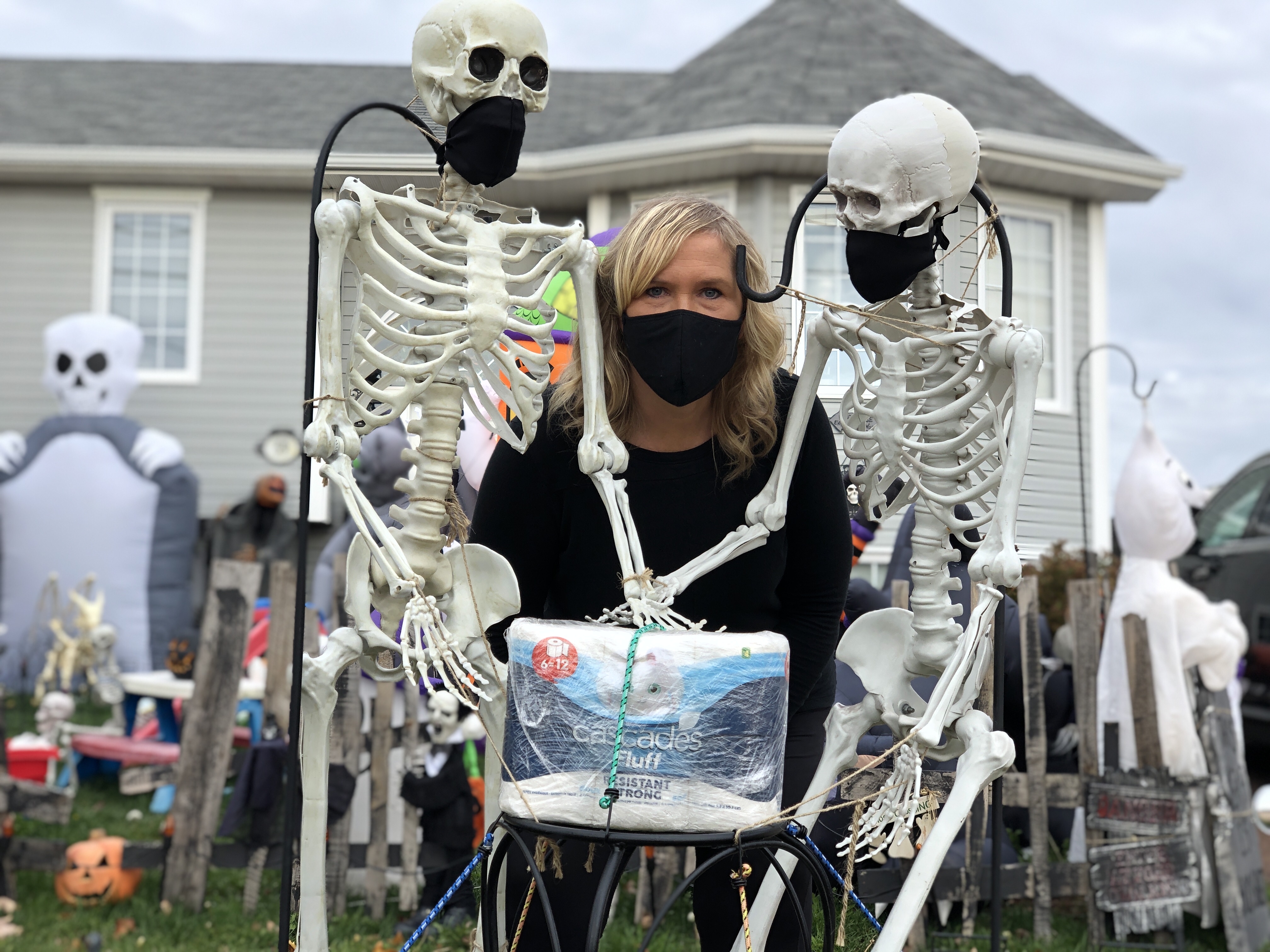 Moncton woman creates COVID-19-friendly Halloween display | Globalnews.ca