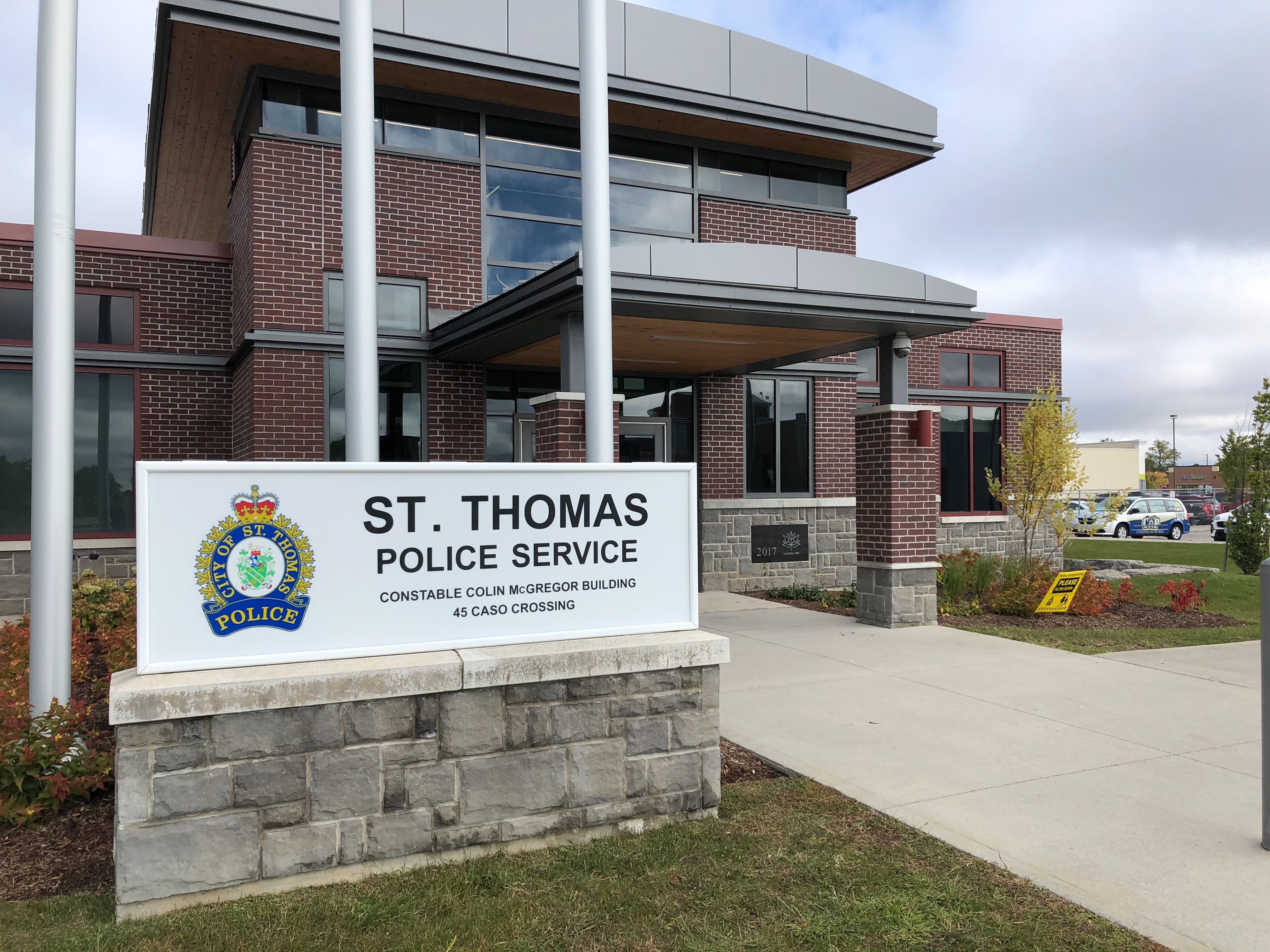 Pedestrian hit by school bus dies: St. Thomas, Ont. police