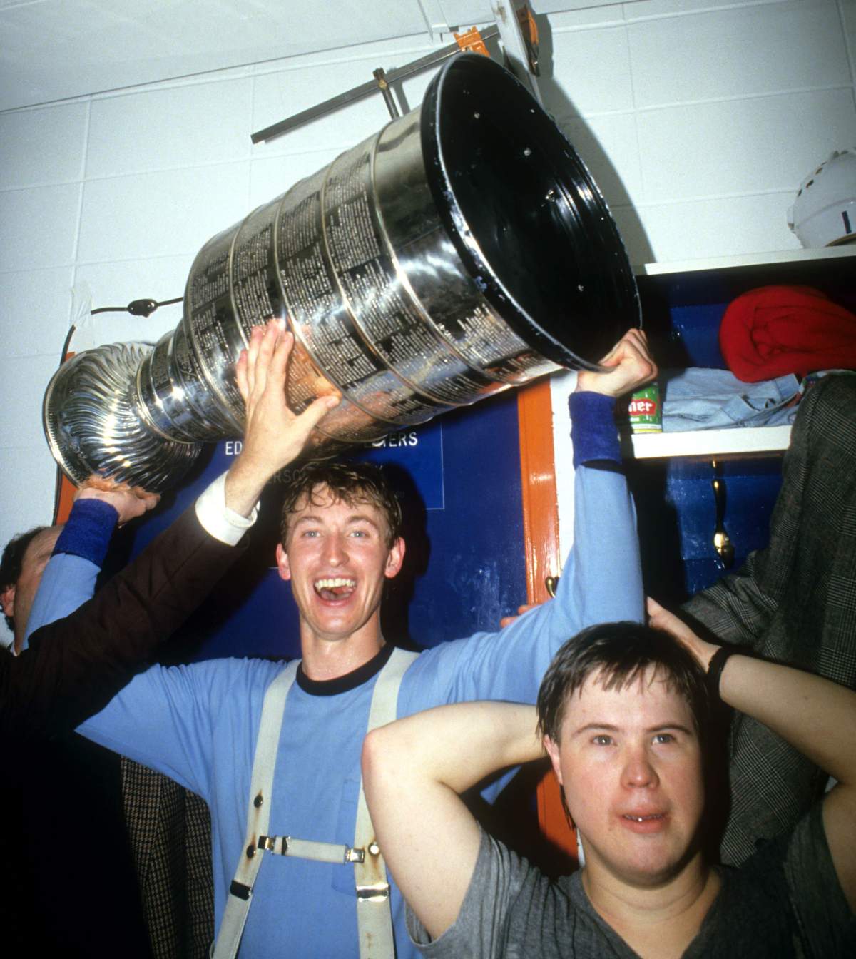 Wayne Gretzky celebrates winning the 1985 Stanley Cup playoffs in the Edmonton Oilers locker room with Joey Moss.