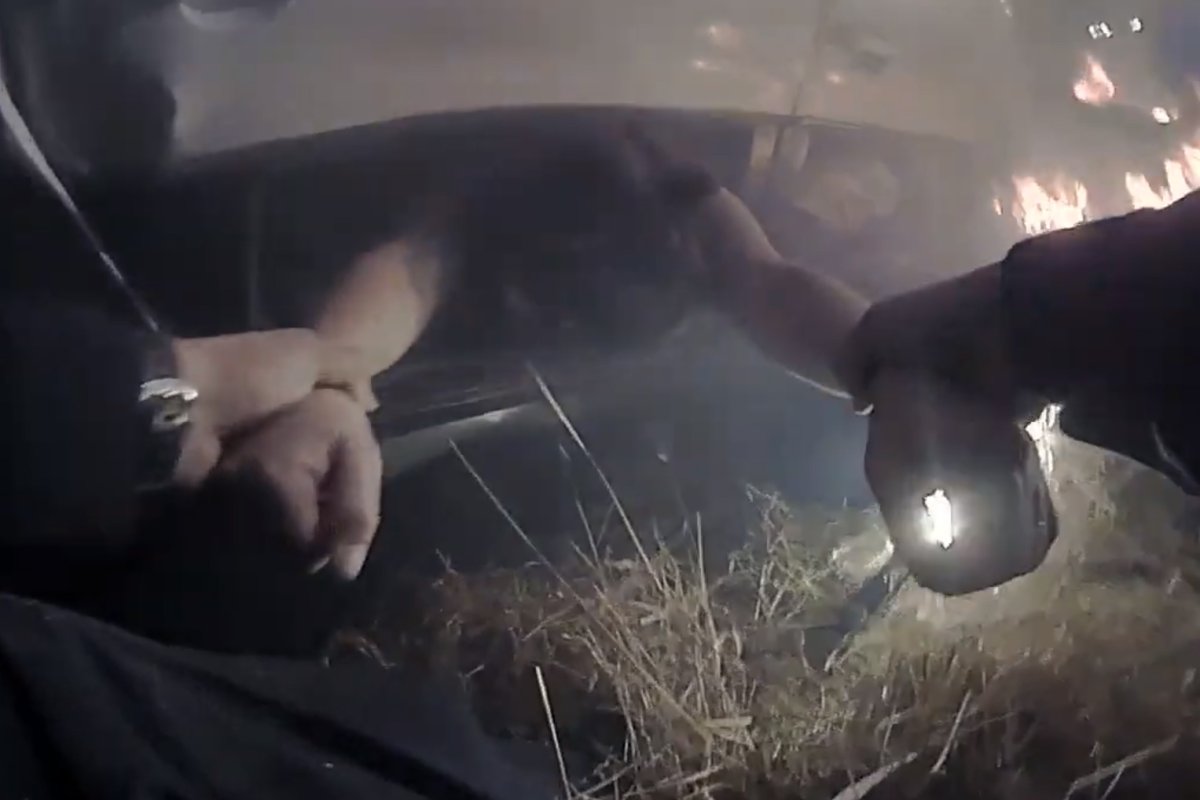 Police Officer Rescues Woman From Burning Car In Dramatic Bodycam Video National Globalnews Ca