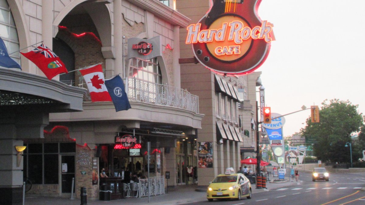 Police identify suspect in theft of guitars from Hard Rock Cafe in Niagara Falls - image