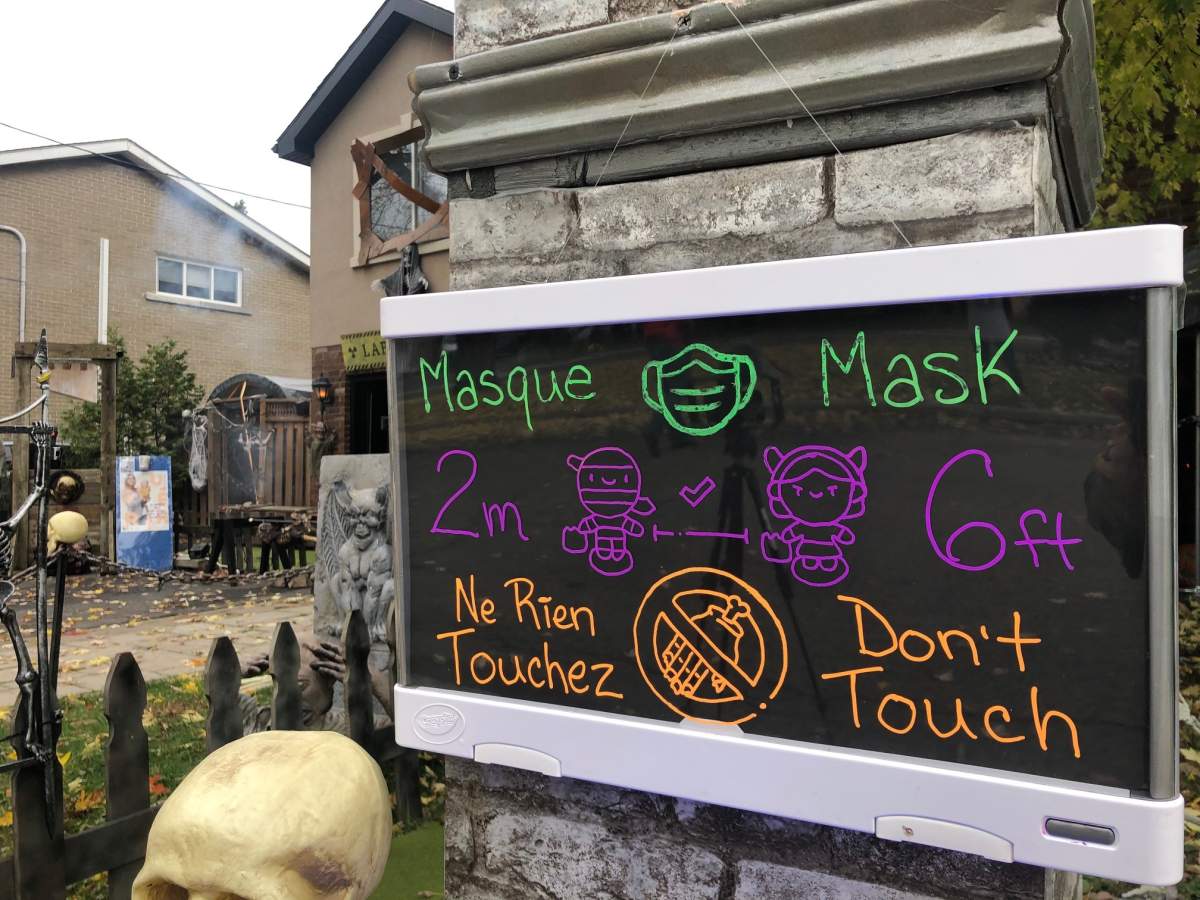 A sign at the haunted yard, reminding people of the social distancing rules.