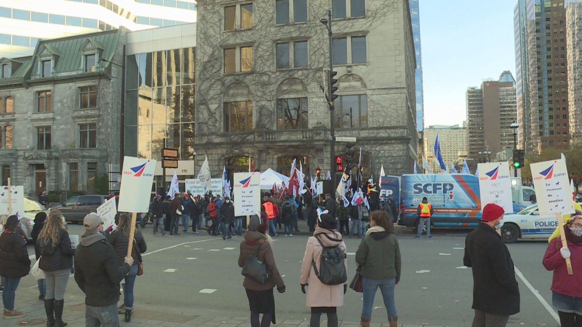School support workers including secretaries and special needs technicians protested in Montreal on Saturday. Oct 31, 2020.