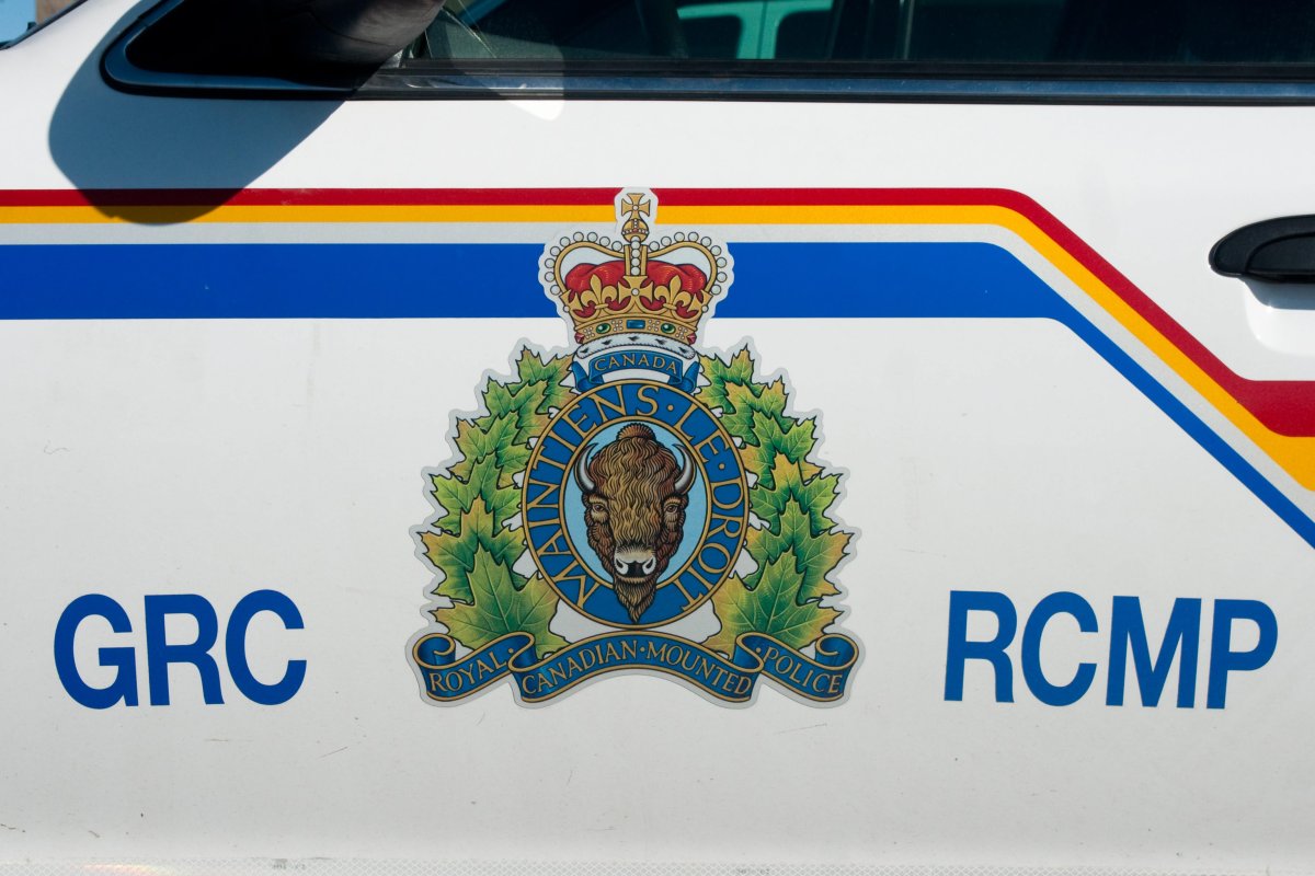 An image of the RCMP logo on the side of a vehicle.