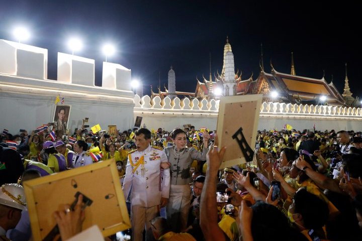 Thai king, queen meet with thousands on Bangkok streets amid political protests