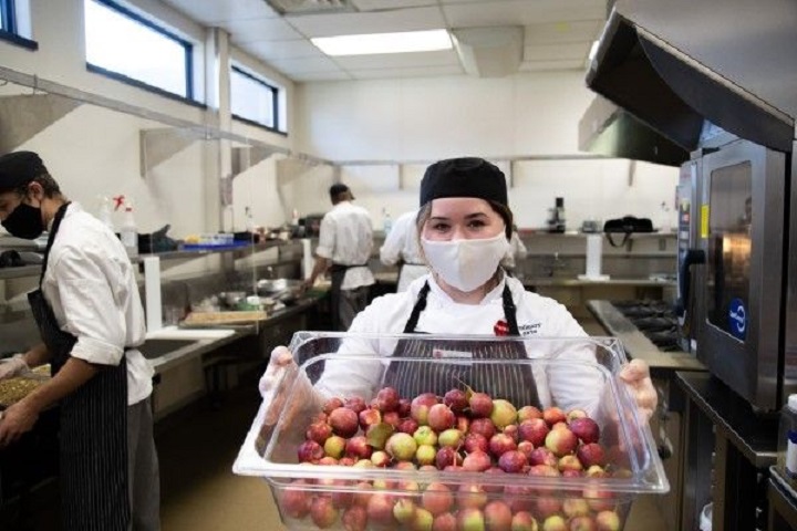 Okanagan college students are turning donated apples into snacks for kids.