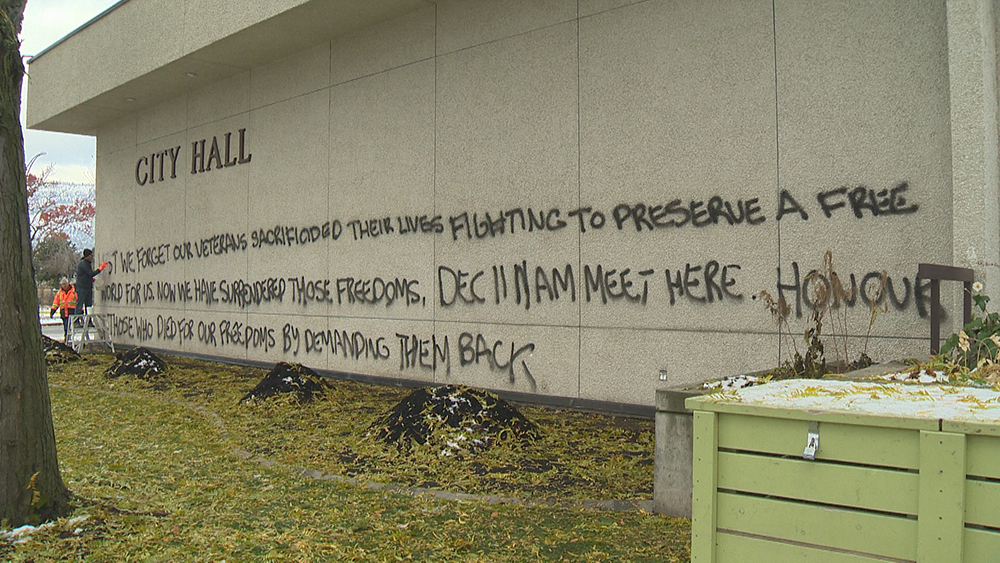 For the second time in less than a month, city hall in Kelowna was vandalized with anti-lockdown messages. The main messages were “Lest we forget our veterans sacrificed their lives fighting to preserve a free world for us. Now we have surrendered those freedoms.”.