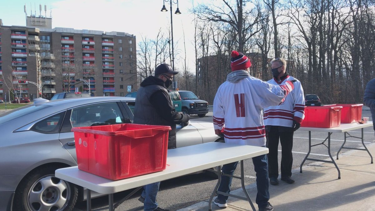 Pointe-Claire Oldtimers collect food for the love of the community - image