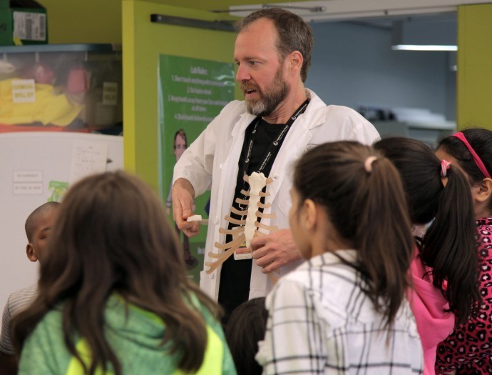 Steve Jones works with students at the Youth Biolab.