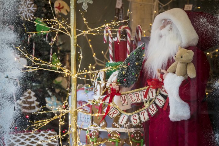 Dinner with mannequins, virtual Santa: How Canadians are spending COVID Christmas