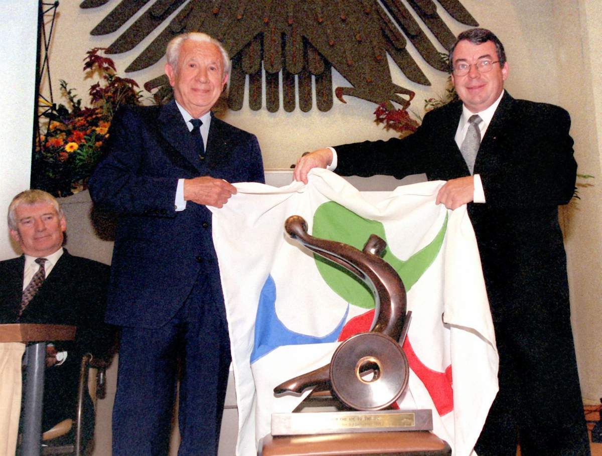 File: Robert Steadward (r), pictures in September 1989.