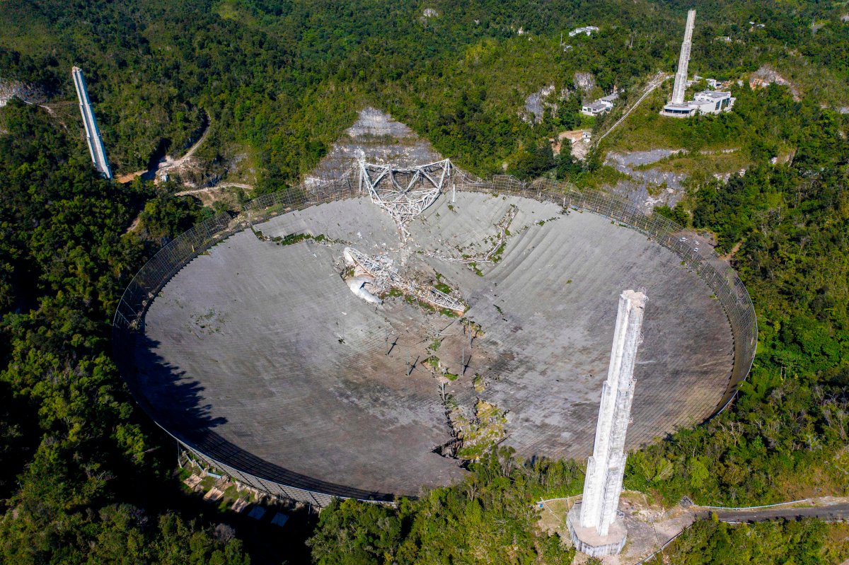 Massive Puerto Rico radio telescope collapses after cables snap