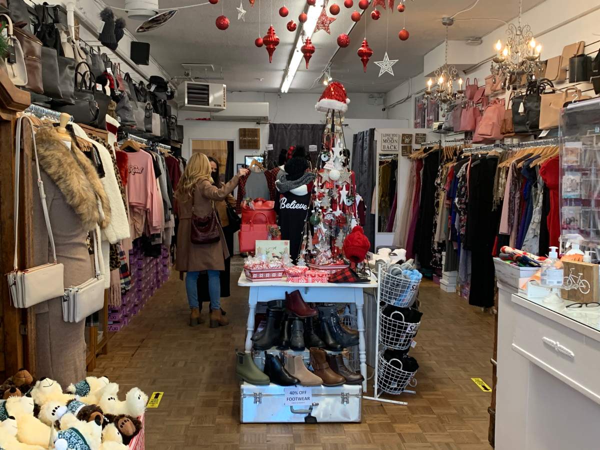 Canadian retail sales rose for the sixth consecutive month in October but early estimates suggest a slow start to the holiday retail season.