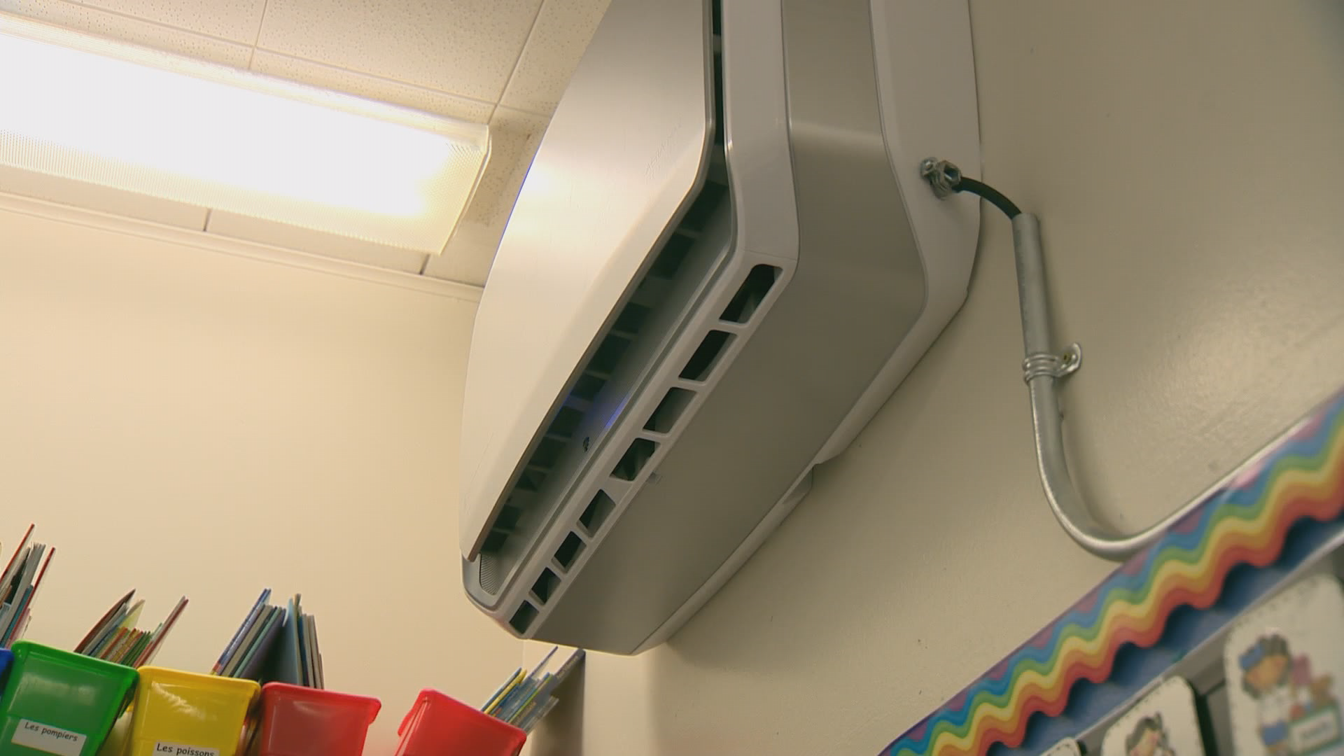 Quebec education ministry denies forbidding air purifiers in French public schools - image