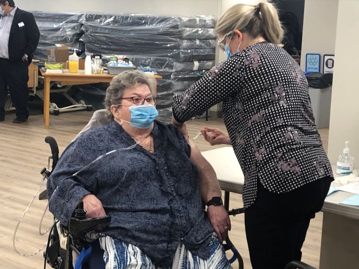 The COVID-19 immunization program began in long-term care homes on Monday, after the Ontario government decided that the Pfizer-BioNTech COVID-19 vaccine could safely be transported to long-term care and retirement homes. .