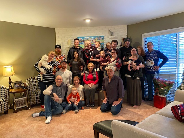 Elizabeth Baker (centre) pictured in a photo with loved ones.