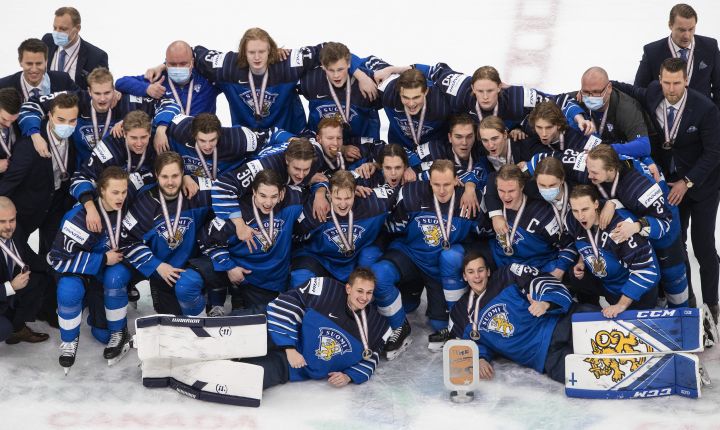 Finland poses with bronze medals after defeating Russia in IIHF World Junior Hockey Championship action in Edmonton on Tuesday, January 5, 2021. 