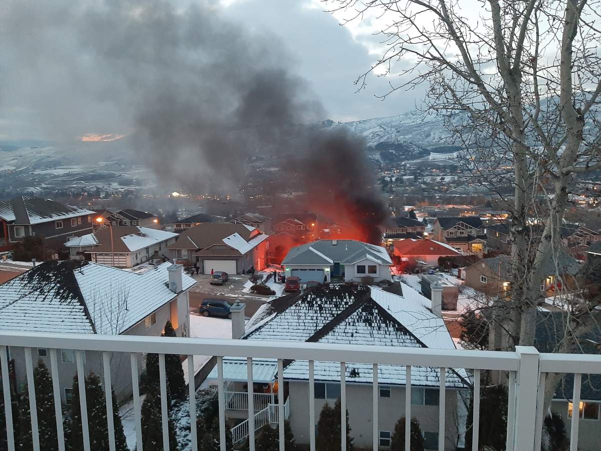 Smoke billows into South Vernon neighborhood .