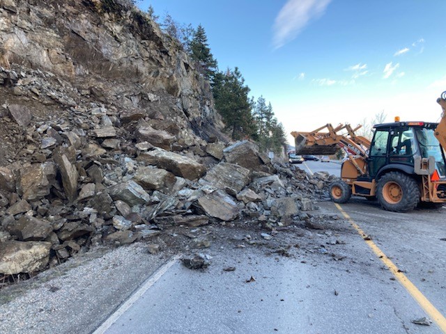 Rockslide closes Pelmewash Parkway in Lake Country - image