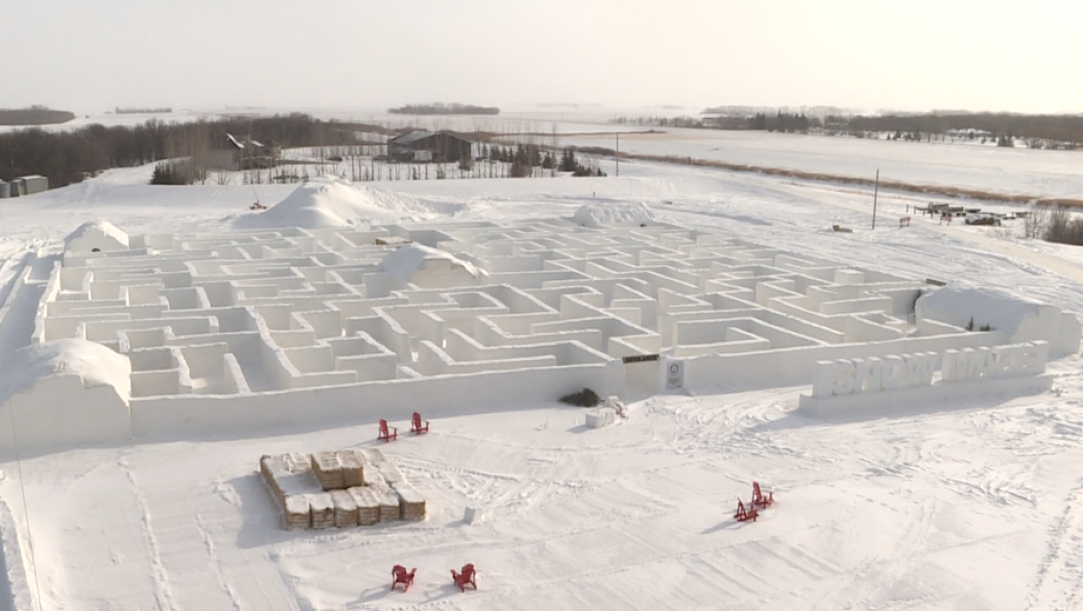 세계에서 가장 큰 매니토바주의 눈 미로(snow maze)는 2주 연속 문을 닫으라는 명령을 주정부로부터 받아