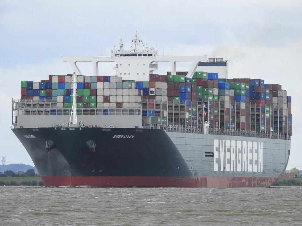 Massief schip vast in Suezkanaal blijft wereldwijde scheepvaart schaden