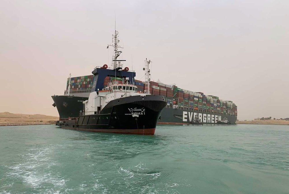 Il lavoro per liberare un'enorme nave da carico che blocca il canale di Suez ricomincia quando si alza la marea