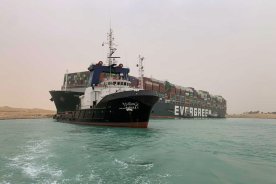 Grande nave container di blocchi di Canale di Suez