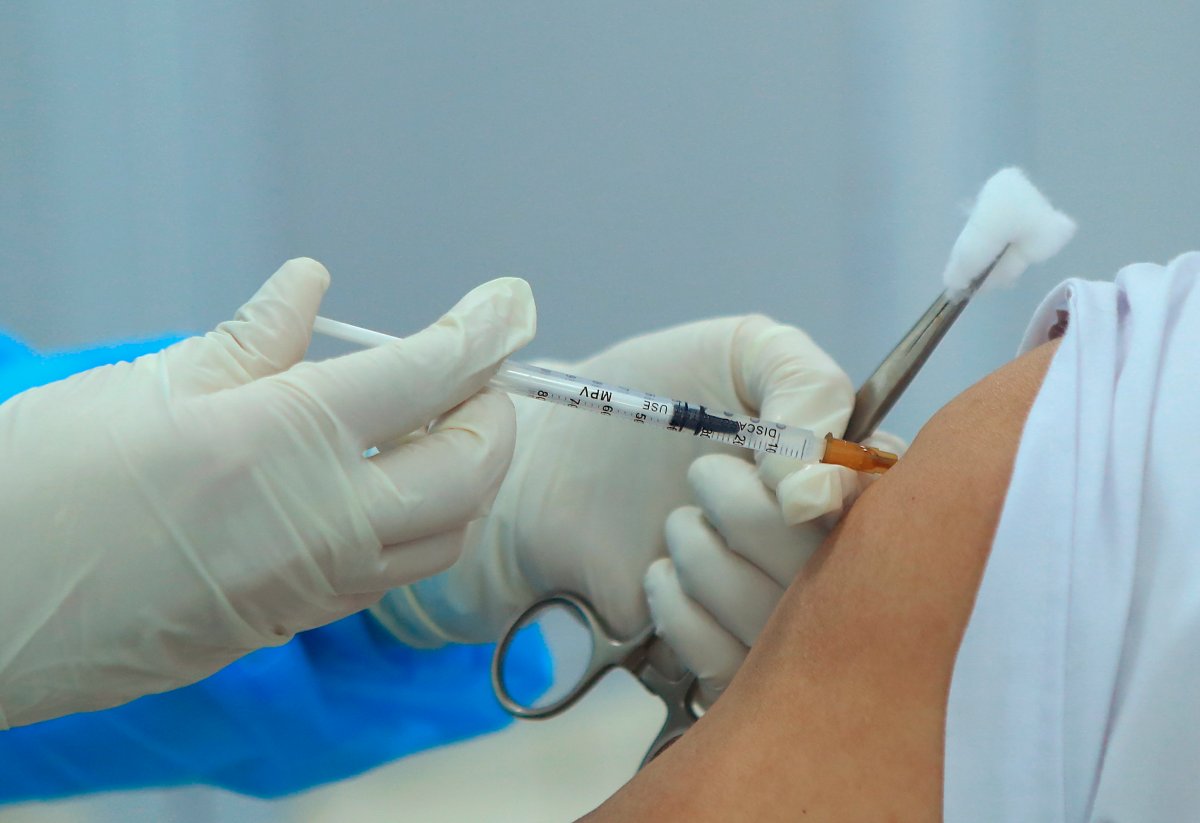 Ottawa health workers can pre-register starting Wednesday to receive their COVID-19 vaccine.