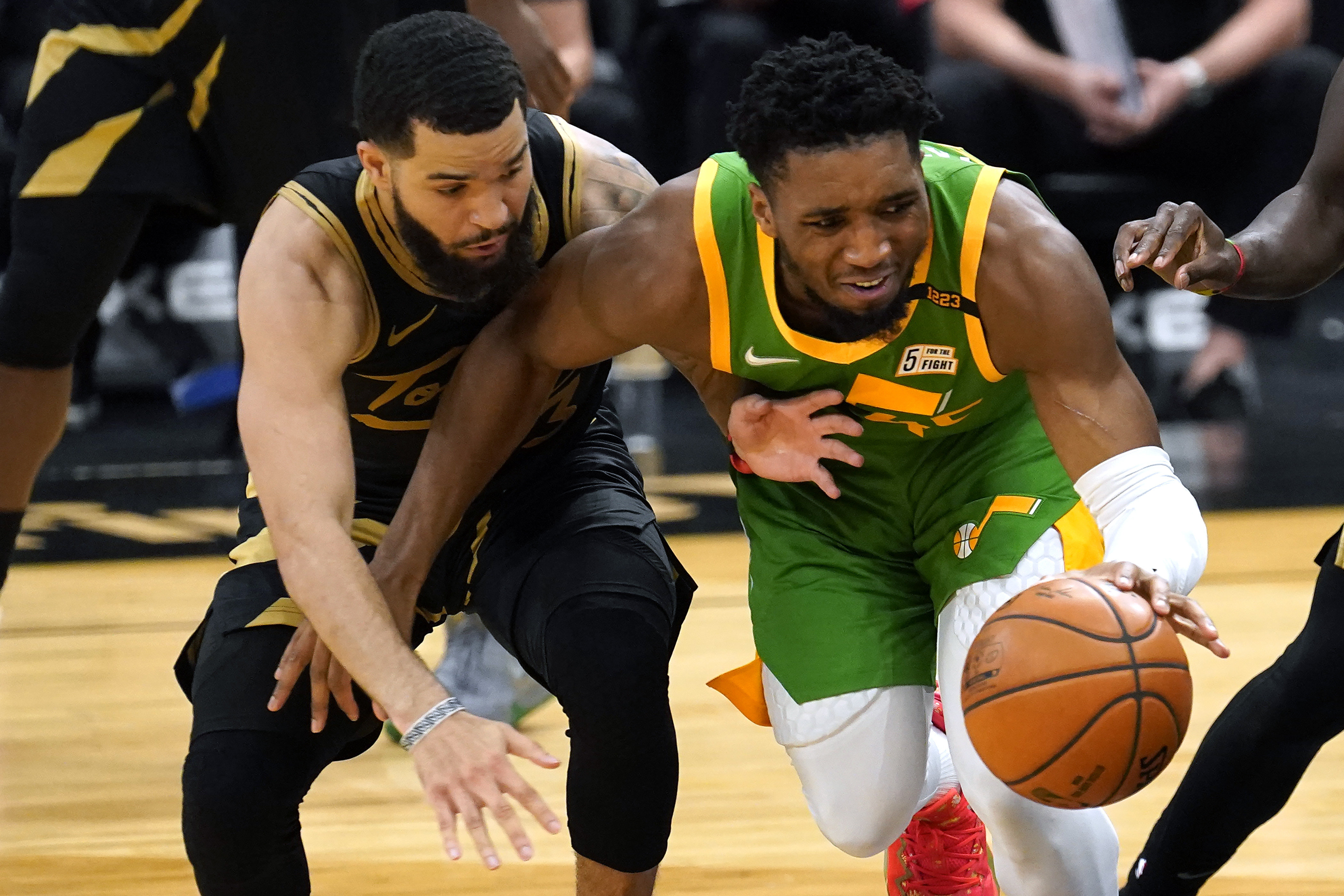 Mitchell helps Utah Jazz hold off Toronto Raptors winning 115-112
