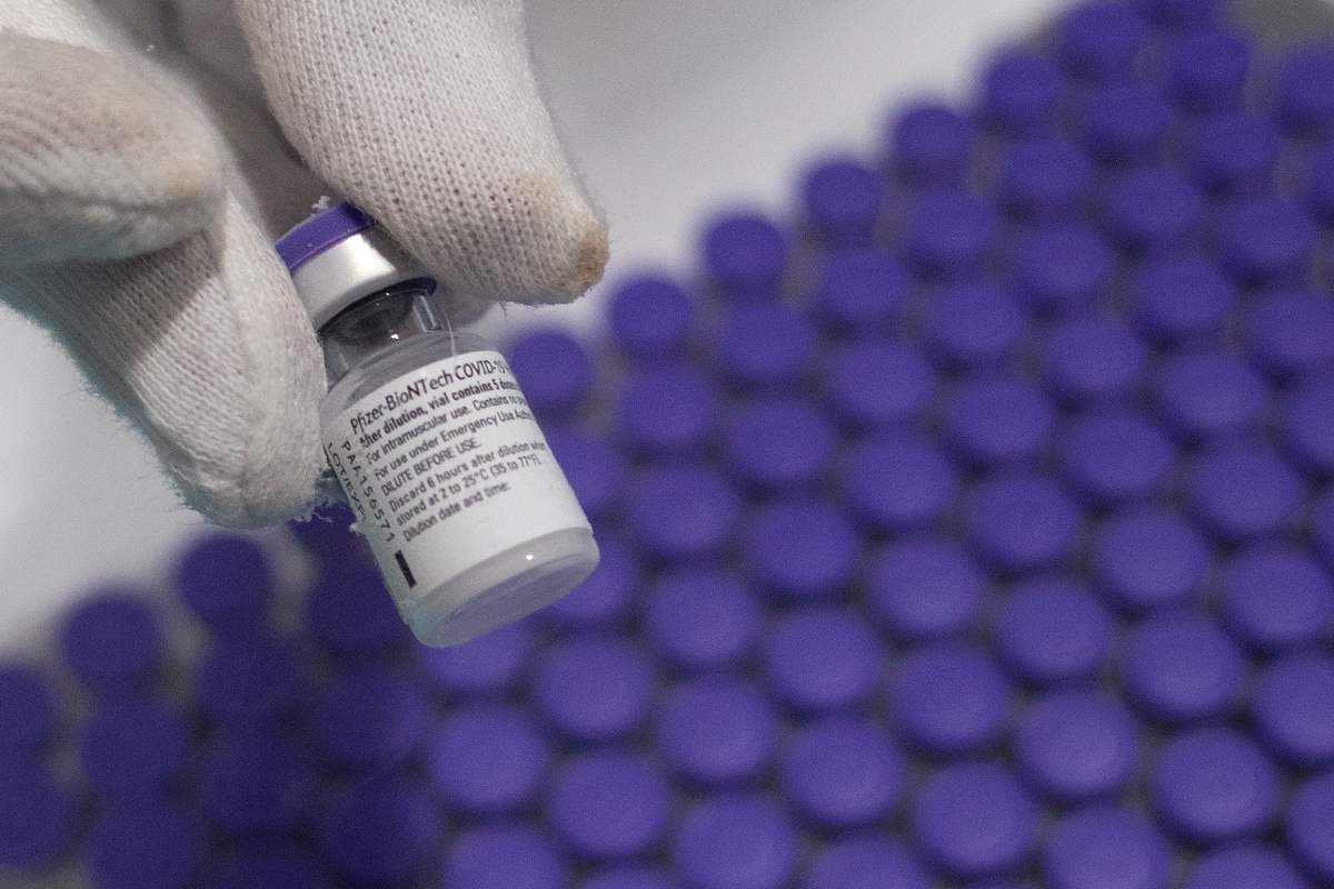 A laboratory technician holds a Pfizer-BioNTech Covid-19 vaccines at the Bidafarma wholesale distribution cooperative in Santa Fe, on the outskirts of near Granada, on January 21, 2021. (Photo by JORGE GUERRERO / AFP) (Photo by JORGE GUERRERO/AFP via Getty Images)
.