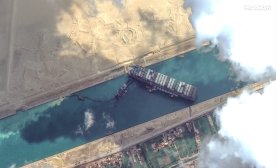 Les images satellites montrent comment un navire coincé dans le canal de Suez cause tant de perturbations