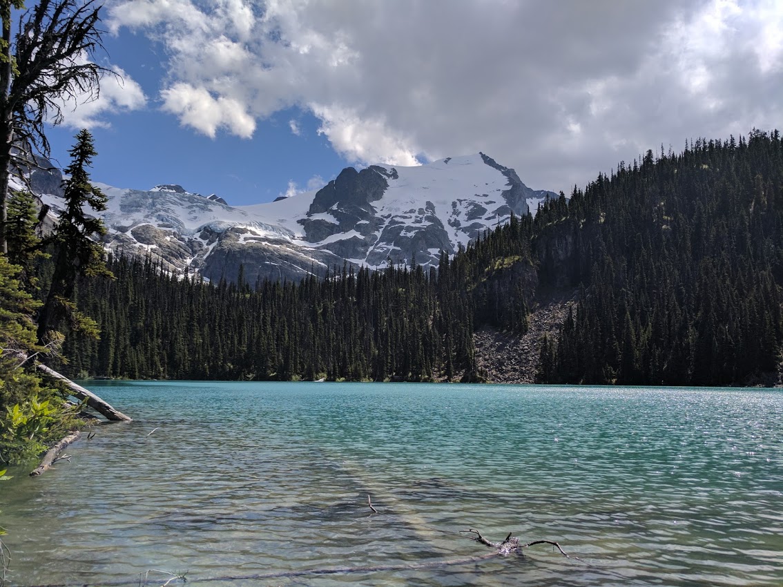 членовете на първите нации на Lil wat и N’Quatqua проведоха церемония