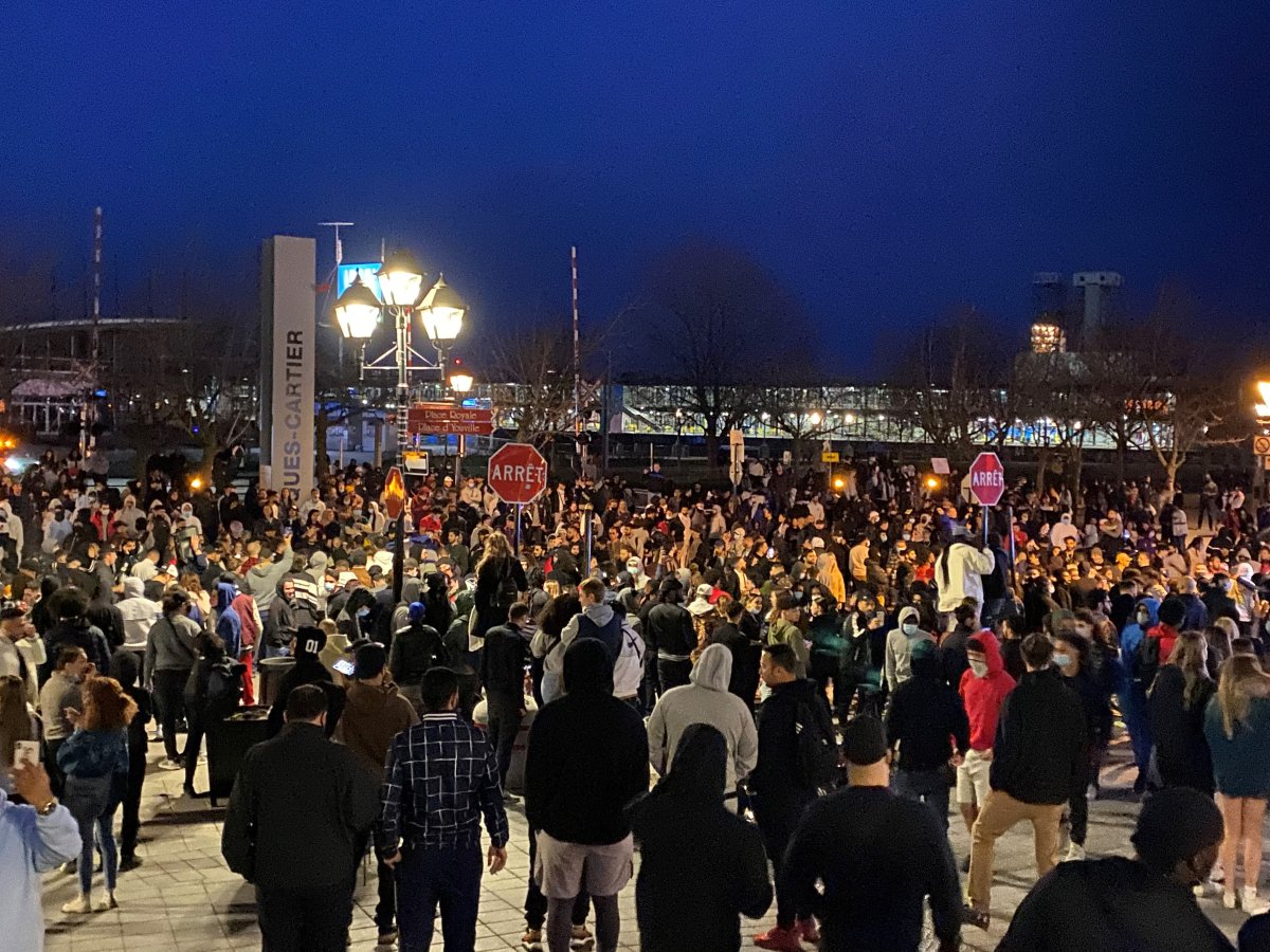 Hundreds defy 8 p.m. curfew in violent, destructive protest of COVID-19  measure in Montreal - Montreal | Globalnews.ca