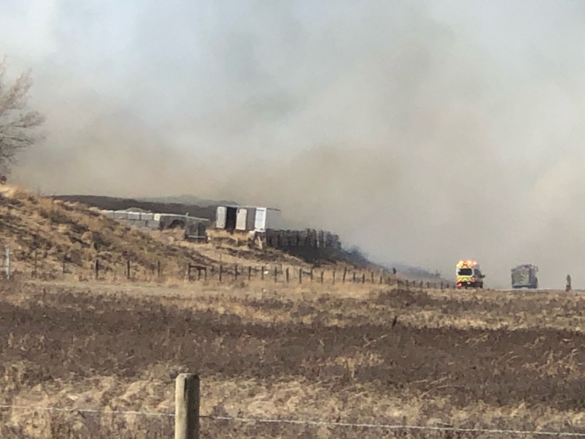 Fire crews battle 2 separate, large grass fires around Calgary