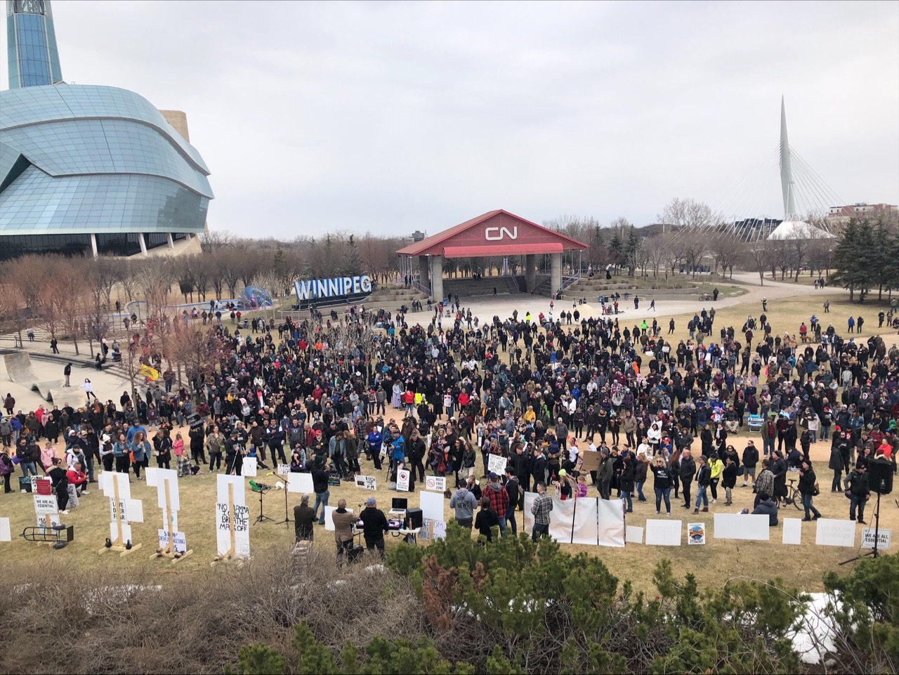 일요일에 위니펙의 더 폭스(the Forks)에서 COVID-19 규제에 반대하는 수백 명이 모여 집회를 열어