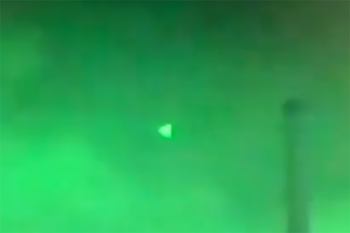 Un oggetto lampeggiante di forma triangolare viene mostrato attraverso una telecamera per la visione notturna sopra la USS Russell, in un filmato trapelato al regista Jeremy Corbell.